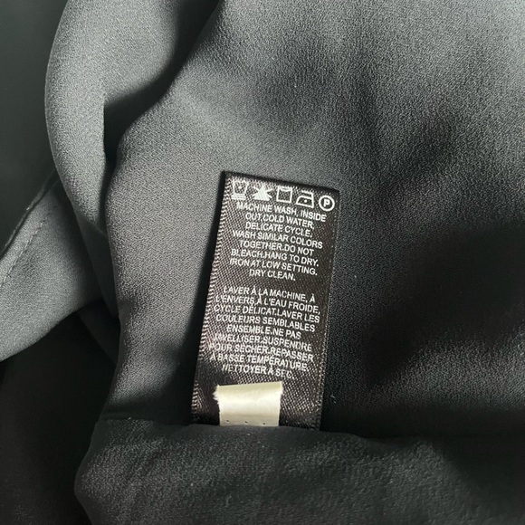 Banana Republic sleeveless blouse. 2 layers - sheer outer layer. - Picture 5 of 5